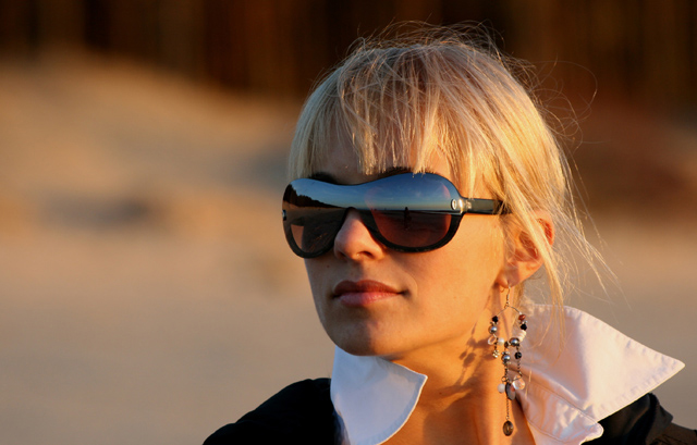 MODES MĀKSLINIECE AGNESE EIDUKA: kleita ir sievišķības manifests