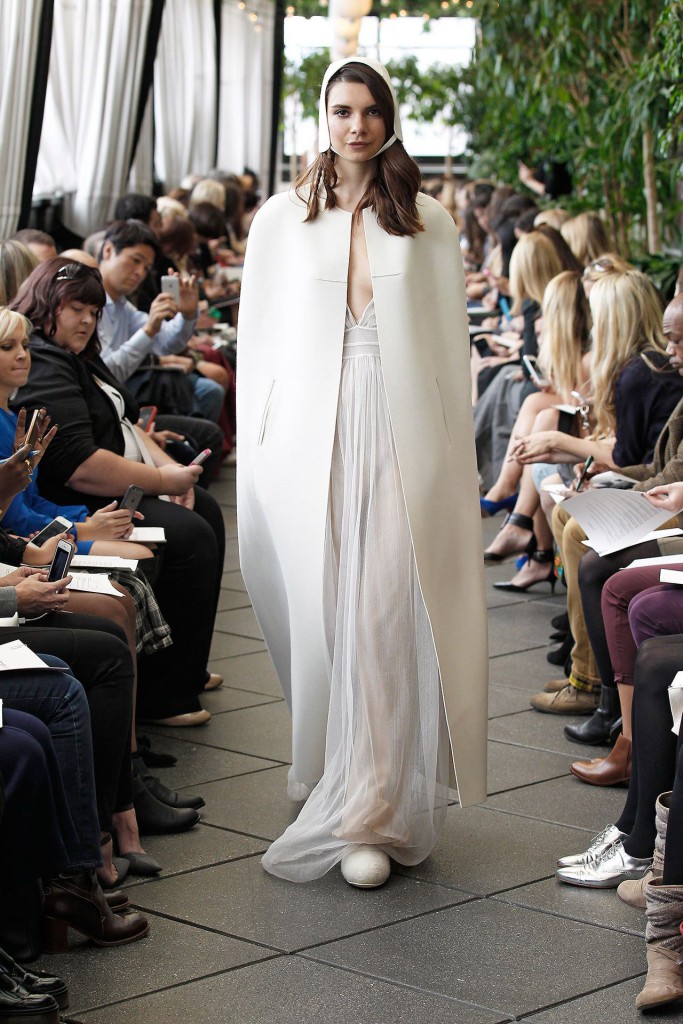 delphine-manivet-mariee-newyork-looks-ah2015-longue-cape-coiffe-front