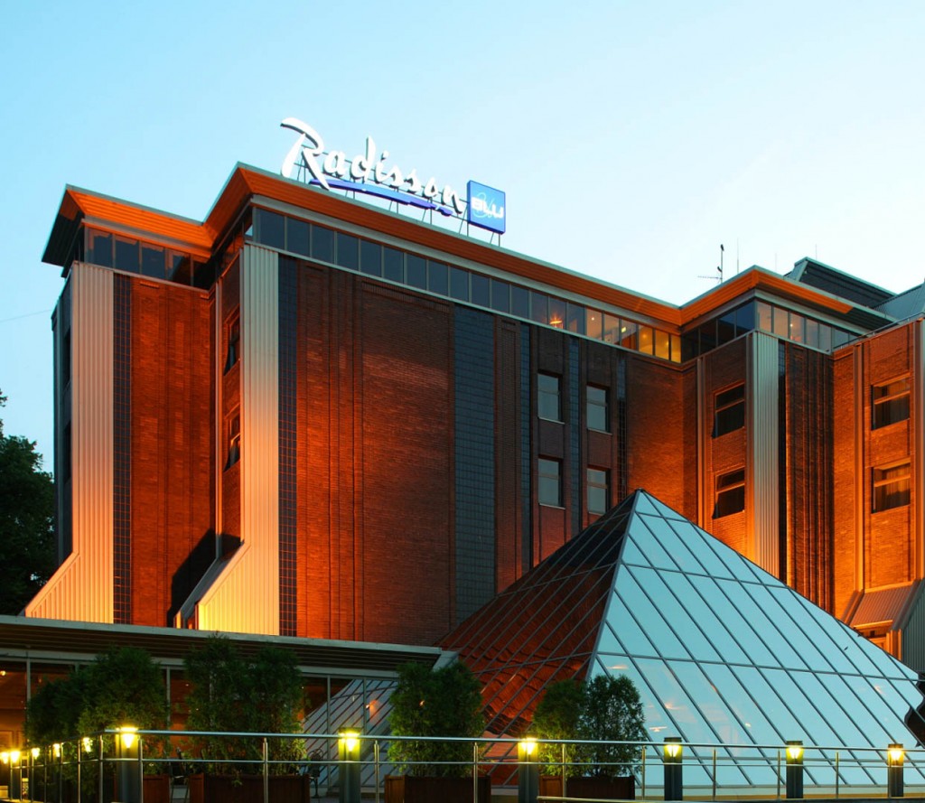 Facade at night1