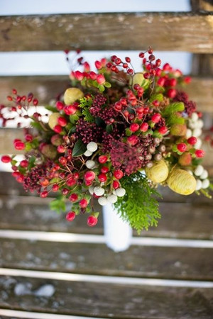 cranberry-red-wedding-bouquets-for-christmas-themed-wedding-ideas