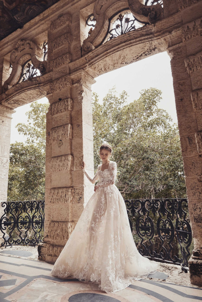 00008-Monique-Lhuillier-New-York-Bridal-Spring-2020-credit-Jennifer-Massaux