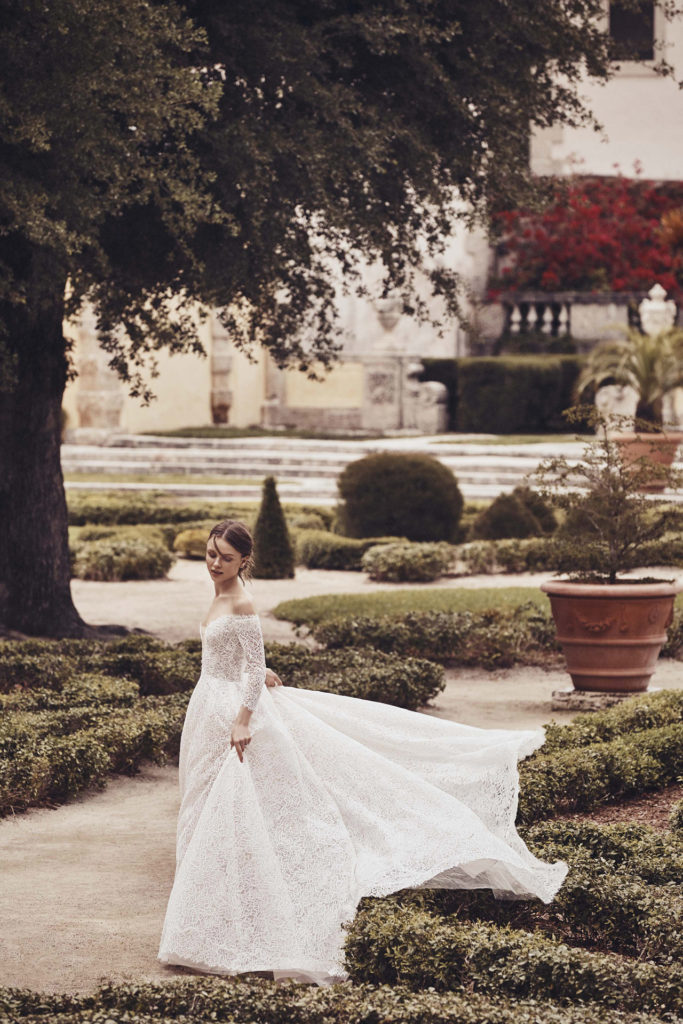 00013-Monique-Lhuillier-New-York-Bridal-Spring-2020-credit-Jennifer-Massaux