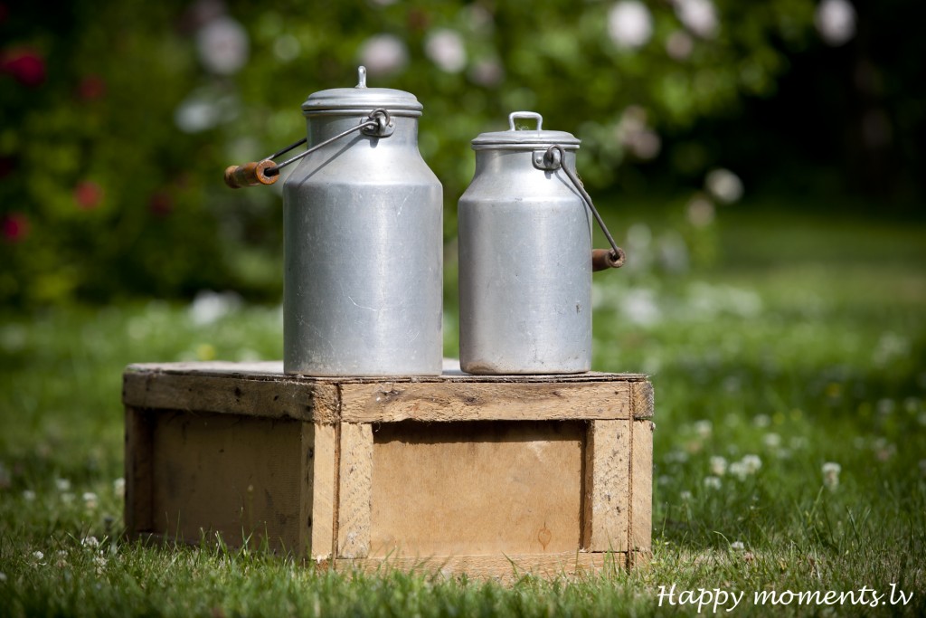 happy moments_milk cans
