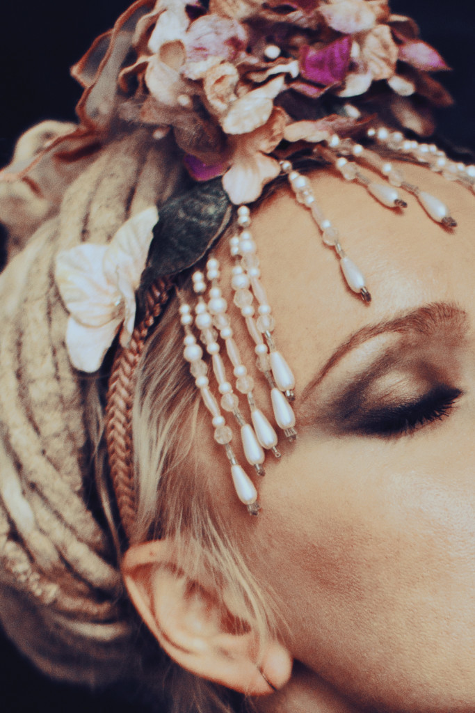 PAR GULTSAPAKŠU. Saruna ar Inesi Indāni