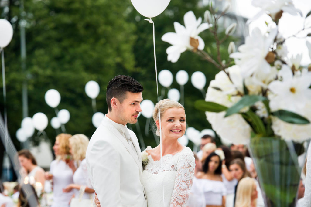 KĀZAS UN BILDINĀJUMS BALTAJĀ POP - UP PIKNIKĀ