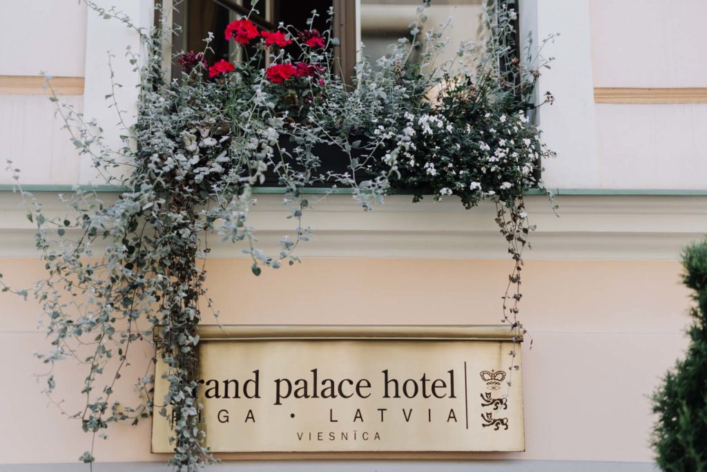 002_Kāzu_fotogrāfs_Ainars_Mazjanis_2016_kazas Riga Grand Palce Hotel svinibas 36. linija Jurmala pie juras fotosesija meza