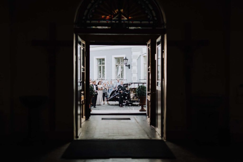 036_Kāzu_fotogrāfs_Ainars_Mazjanis_2016_kazas Riga Grand Palce Hotel svinibas 36. linija Jurmala pie juras fotosesija meza