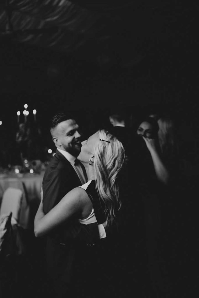 084_Kāzu_fotogrāfs_Ainars_Mazjanis_2016_kazas Riga Grand Palce Hotel svinibas 36. linija Jurmala pie juras fotosesija meza