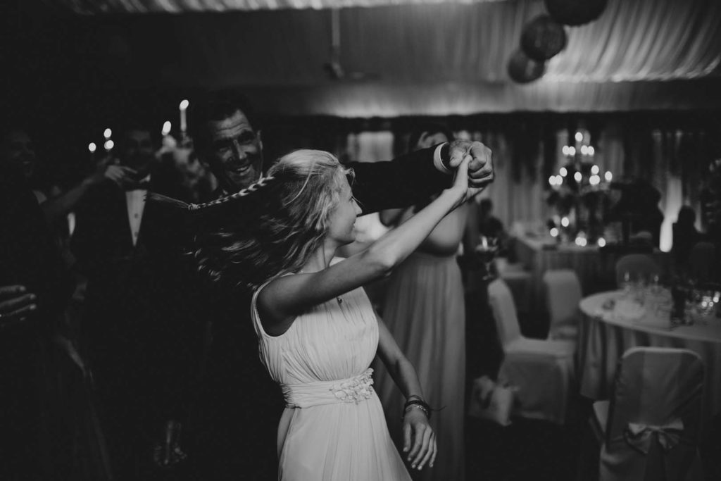 085_Kāzu_fotogrāfs_Ainars_Mazjanis_2016_kazas Riga Grand Palce Hotel svinibas 36. linija Jurmala pie juras fotosesija meza