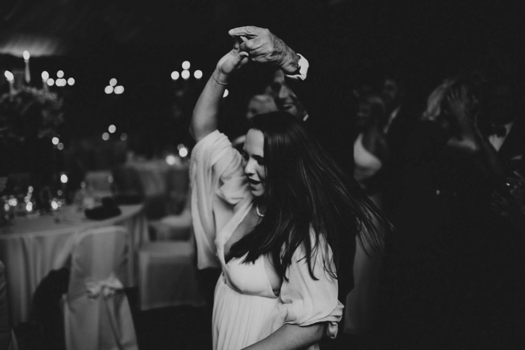 086_Kāzu_fotogrāfs_Ainars_Mazjanis_2016_kazas Riga Grand Palce Hotel svinibas 36. linija Jurmala pie juras fotosesija meza