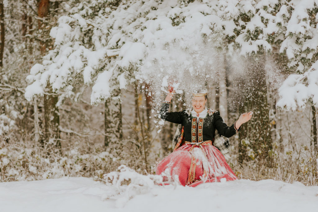 LATVISKIE PIRMSKĀZU JAUNĀ PĀRA PIRTS RITUĀLI