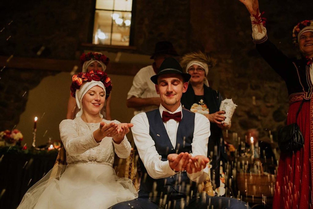 MIČOŠANA AR SALŪTU, ĪSFILMĀM UN TUVINIEKU PRIEKŠNESUMIEM