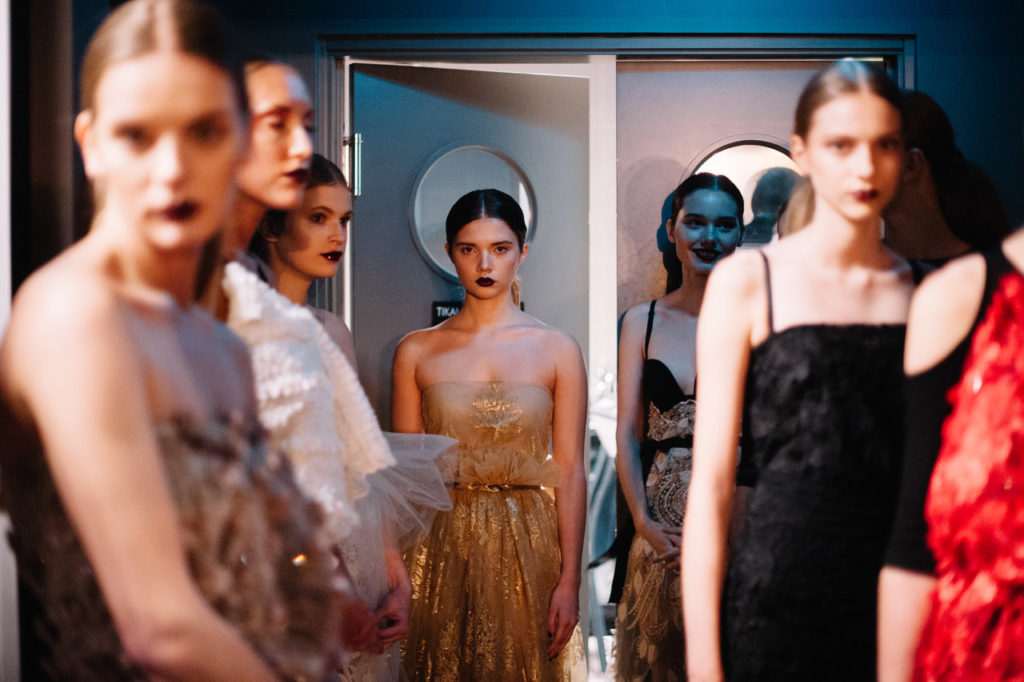 KĀZU MODES ŠOVA AIZSKATUVES FOTO GALERIJA