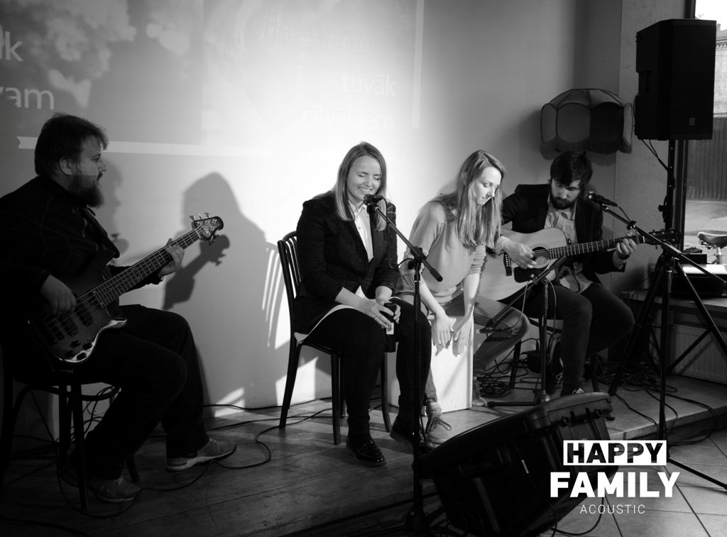 Happy Family DAD cafe acoustic