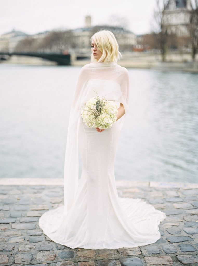 10-Modern-Vintage-Bride-with-an-All-White-Bouquet