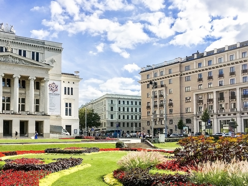 Grand-Hotel-Kempinski-Riga-Outside-with-Opera-1000x750