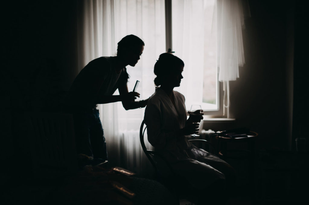 Romantiskas kāzas ārzemēs Igaunijā fotosesija mežā gatislocmelis 0013