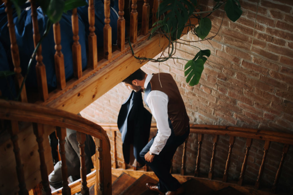 Romantiskas kāzas ārzemēs Igaunijā fotosesija mežā gatislocmelis 0030