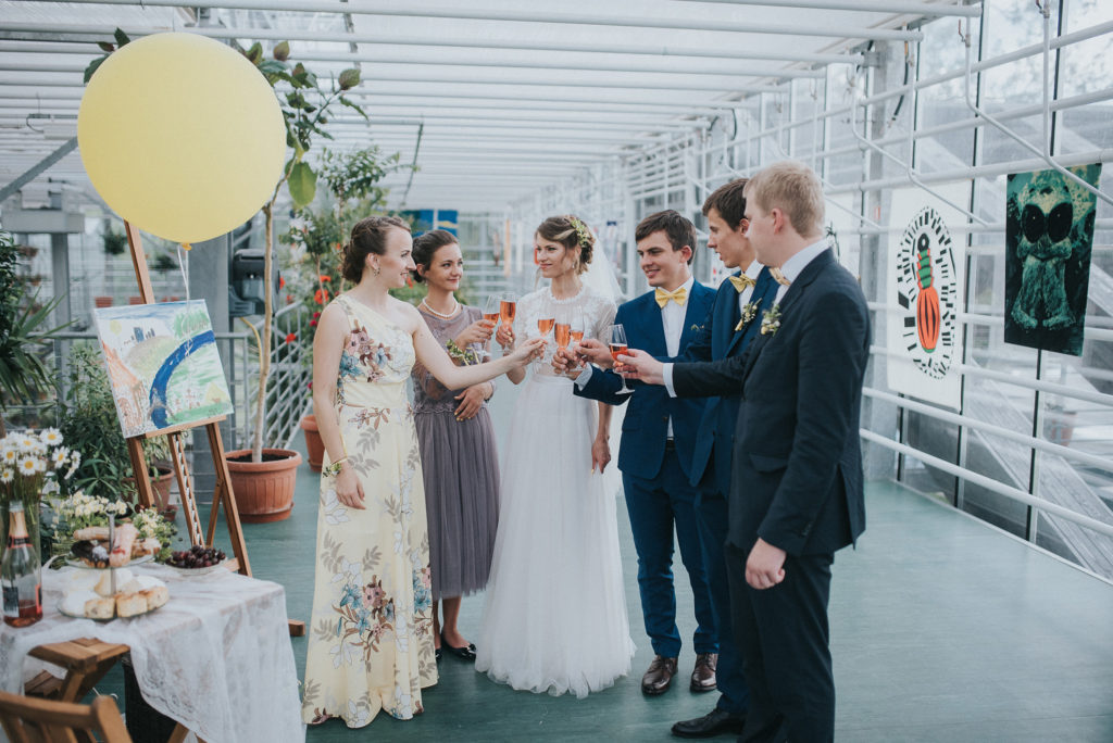 JAUNIE PĀRI JAU GATAVOJAS KĀZĀM. KĀ AR VIESIEM?