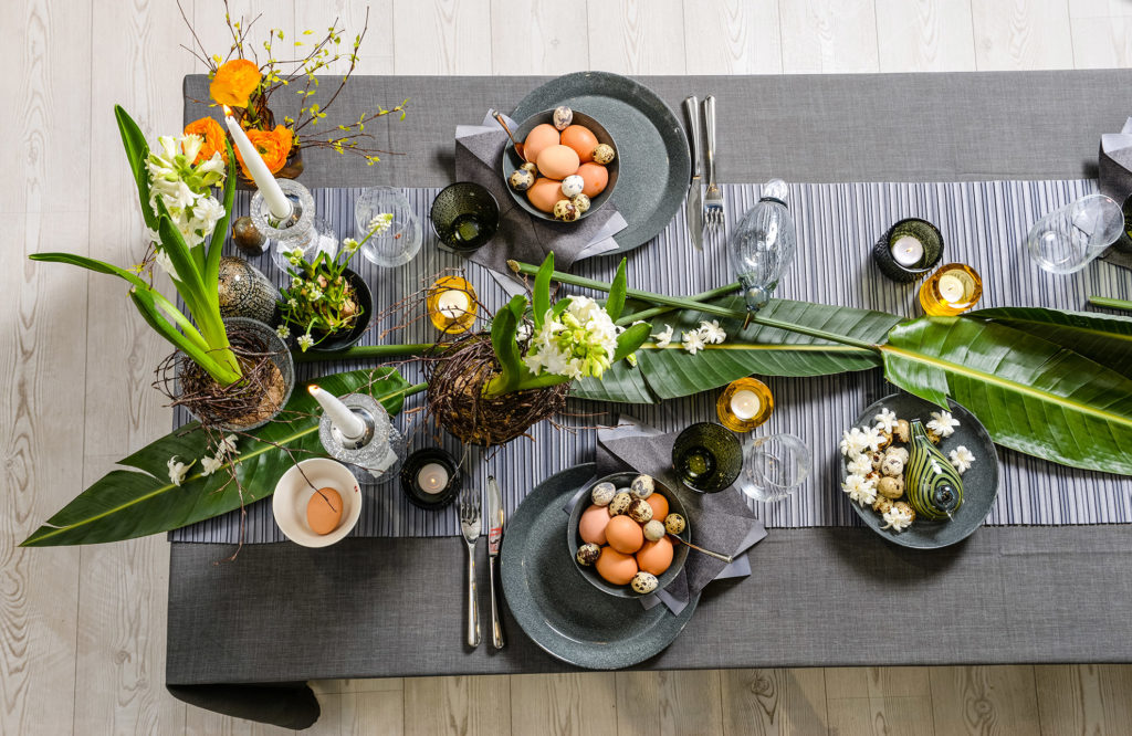 KĀ RADOŠI UN PAVASARĪGI NOFORMĒT GALDU ŠAJĀS LIELDIENĀS ?