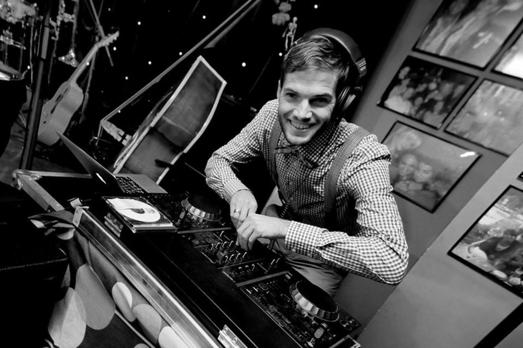 KĀ IZVĒLĒTIES DĪDŽEJU JŪSU KĀZĀM?