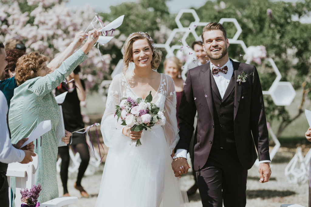 Ceriņu kāzas ceriņu ziedēšanas pilnbriedā