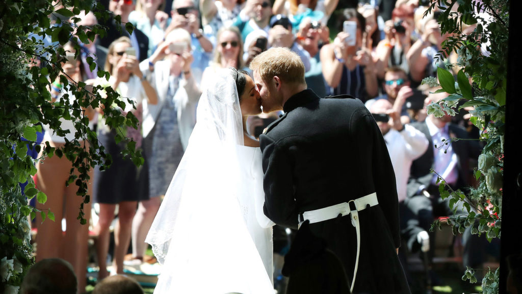 Royal Wedding Prince Harry Meghan Markle kiss outside chapel.jpg.jpg_12096481_ver1.0_1280_720