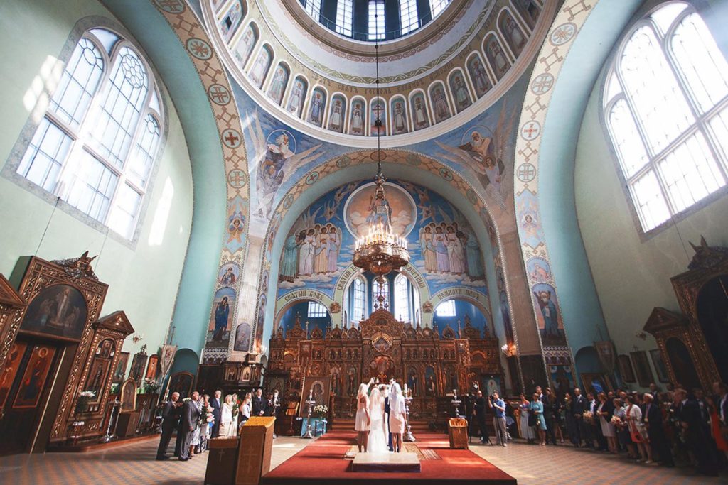 KĀZU CEREMONIJA BAZNĪCĀ – PLUSI UN MĪNUSI