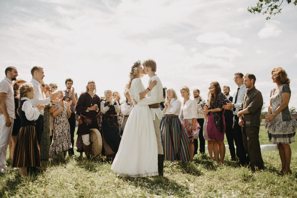 BRĪVA STILA KĀZAS AR TAUTISKIEM ELEMENTIEM