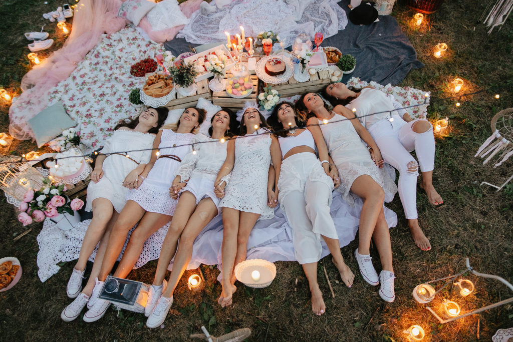 PIRMSKĀZU BALLĪTES PASAKU DĀRZOS UN SAPŅU PIKNIKOS