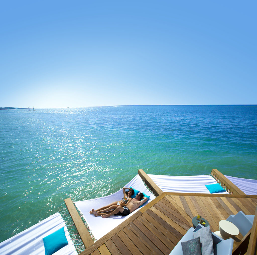 [HQ]_Sandals-South-Coast-Latitudes-Over-the-Water-Bar-Hammock-Couple