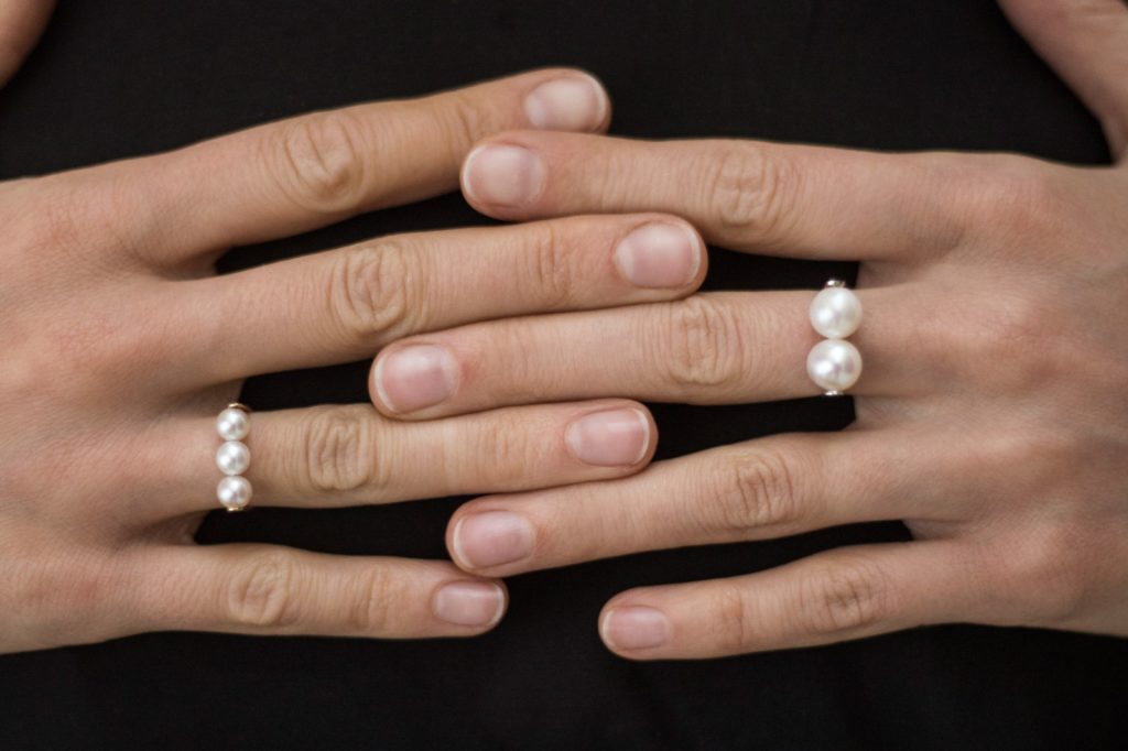 SaskiaDiezSTRIPEPEARLrings3-1600x1066