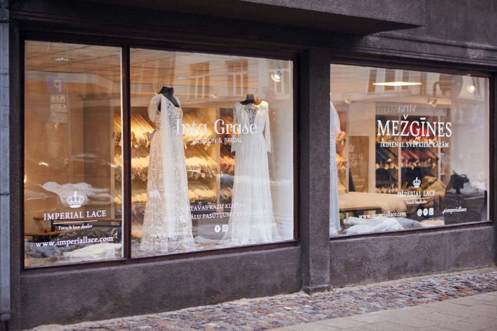 Izsmalcināti audumi, oriģinālas kleitas un apvienota pieredze