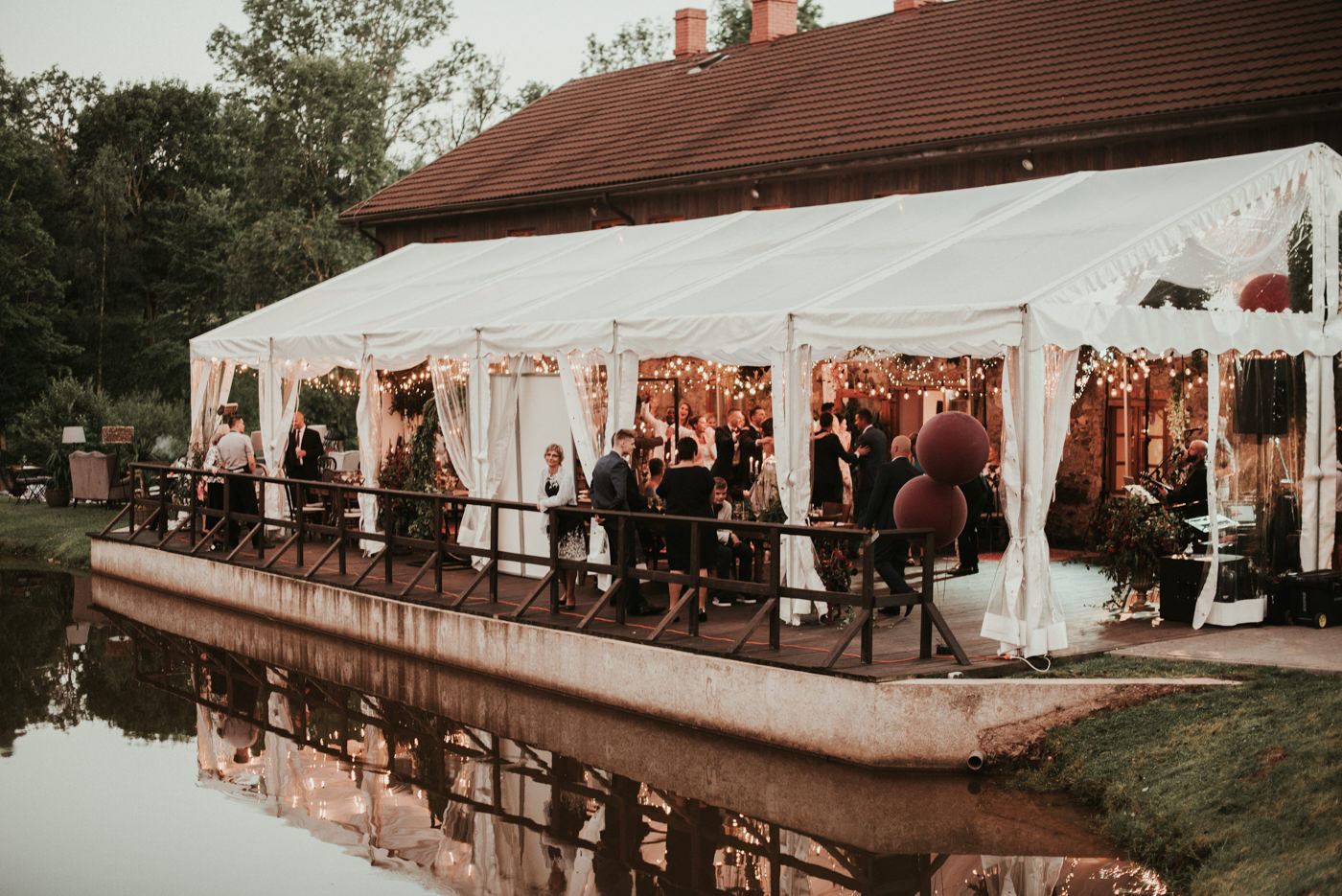 Foto: MIKS ŠĒLS / http://www.mikssels.com / Dekorācijas: BAIBA PRINDULE-RENCE / FEJA / Kāzu pakalpojumu sniedzēji