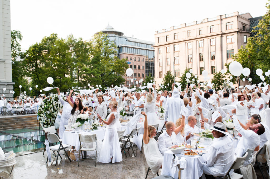 Nosvini savu īpašo notikumu baltajā pop-up piknikā!