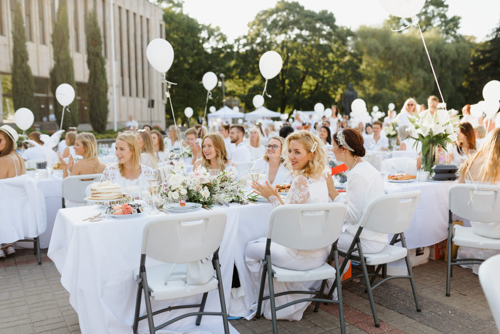 LĪGAVĀM baltā pop-up piknika laikā svin līdz šim paveikto!