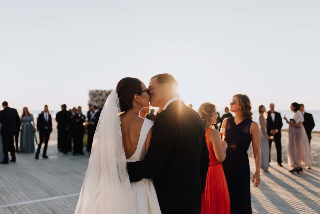 KĀ NEUZAICINĀT VIESUS UZ KĀZĀM?