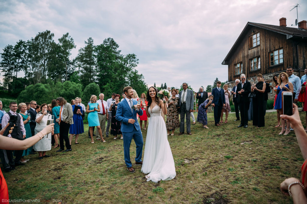 INTERNACIONĀLAS KĀZAS: LATVIETE UN AMERIKĀNIS JĀVĀRDU SAKA LATVIJĀ