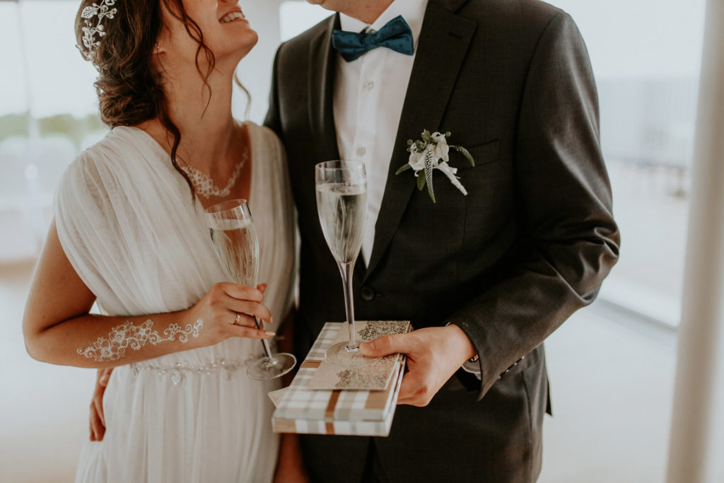 LĪGAVA UN LĪGAVAINIS APMAINĀS AR DĀVANĀM