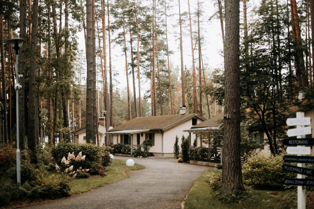 Skaista kāzu kleita lietus kāzās gatislocmelis 0030