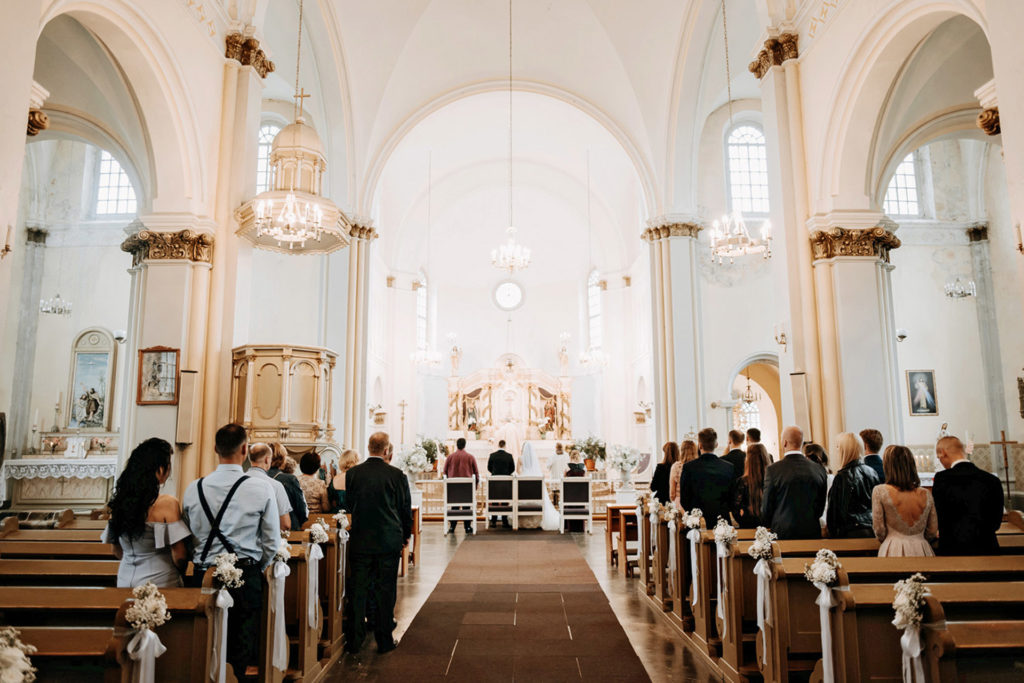 Skaista kāzu kleita lietus kāzās gatislocmelis 0048
