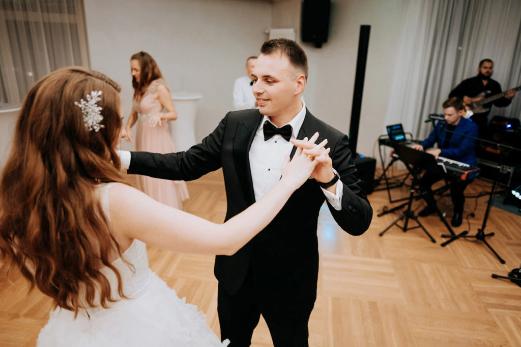 Skaista kāzu kleita lietus kāzās gatislocmelis 0070