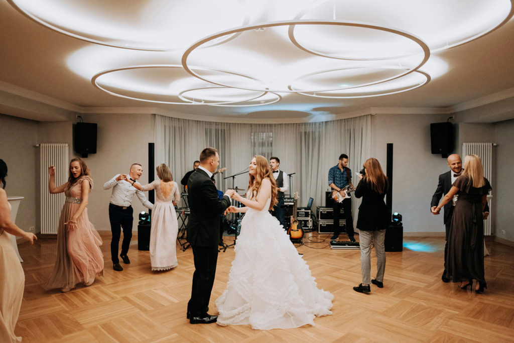 Skaista kāzu kleita lietus kāzās gatislocmelis 0071