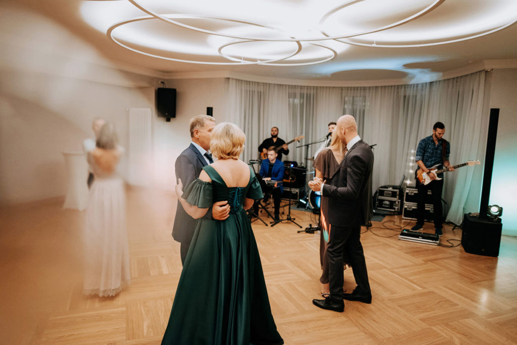 Skaista kāzu kleita lietus kāzās gatislocmelis 0072